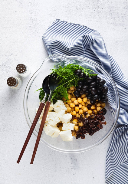 healthy vegan lunch bowl. chickpeas, sun-dried tomatoes, feta ch - Фото, изображение
