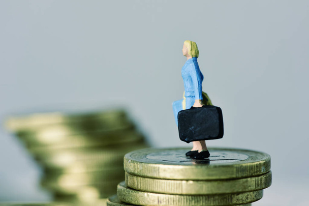 Miniaturfrau mit Koffer auf Euromünzen - Foto, Bild