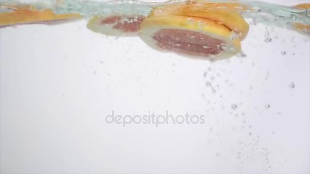 Fresh fruit in water splash, falling grapefruit - Filmagem, Vídeo