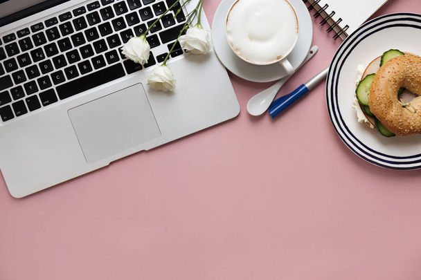 Laptop and breakfast on pink background - Fotoğraf, Görsel