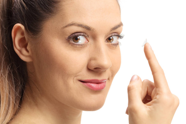 woman with contact lens on her finger - Foto, Imagem