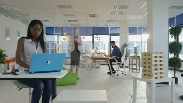 近代的なオフィスで一緒に働く創造的なビジネス チームの時間の経過. - 映像、動画