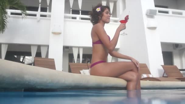 スイミング プールで美しい女性のポーズ - 映像、動画