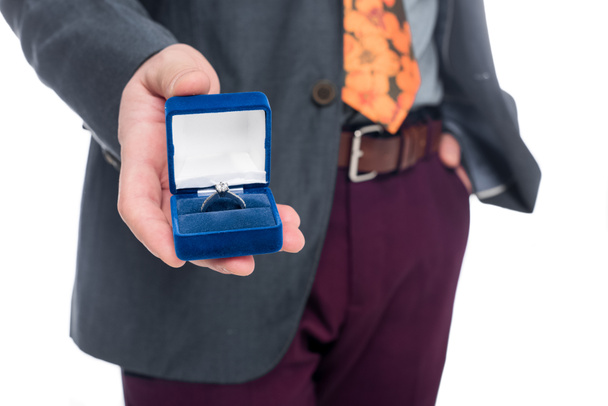vista recortada del hombre proponiendo con anillo, aislado en blanco
 - Foto, Imagen