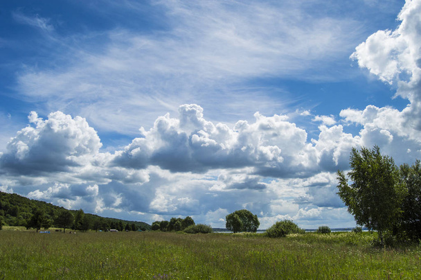 Widok z natury i piękne niebo, Yaroslavl region. Rosja - Zdjęcie, obraz