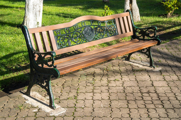 Dřevěné lavičky v parku na krásný slunečný den - Fotografie, Obrázek