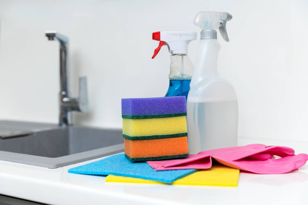 produits et équipements de nettoyage de cuisine sur plan de travail blanc
 - Photo, image