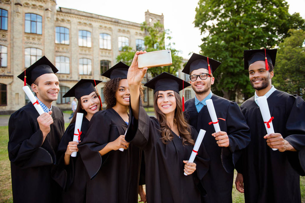 Recuerdos de seis graduados internacionales alegres, posando para sho
 - Foto, imagen