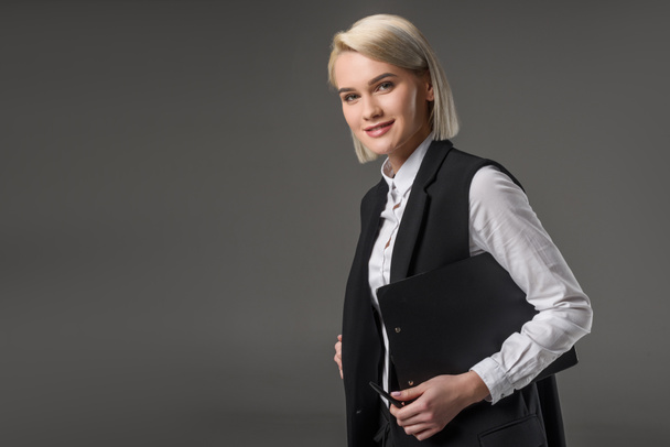 portrait of stylish businesswoman with notepad isolated on grey - Fotografie, Obrázek