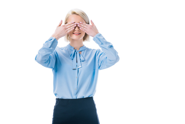 κρυμμένη άποψη της γυναίκας που καλύπτουν τα μάτια με τα χέρια που απομονώνονται σε λευκό - Φωτογραφία, εικόνα