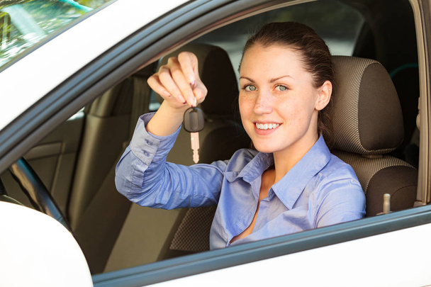 幸せな女性ドライバー表示車のキー - 写真・画像