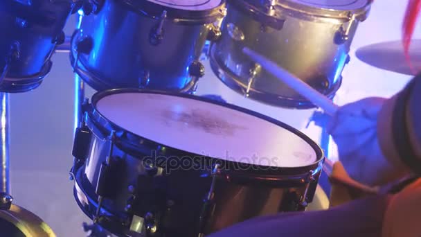 Onherkenbaar professionele drummer spelen op de drum door houten stokken tijdens rockconcert. Muziek drum set. Close-up van Slow motion - Video