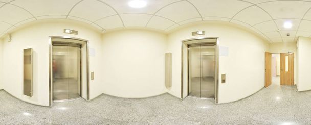 Projection panoramique sphérique à 360 degrés, panorama dans un long couloir intérieur vide avec portes et entrées vers différentes pièces et ascenseur
. - Photo, image