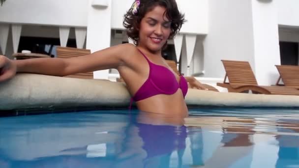 Красивая женщина позирует в бассейне
 - Кадры, видео