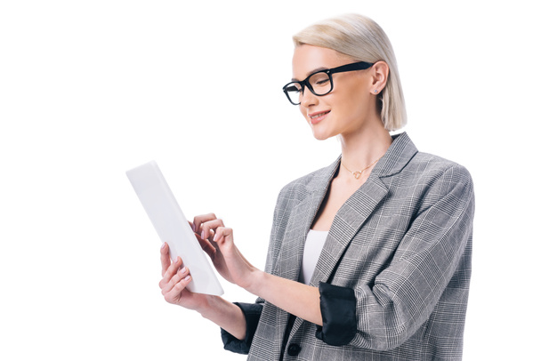 atractiva mujer de negocios con estilo en desgaste formal utilizando tableta digital, aislado en blanco
 - Foto, Imagen