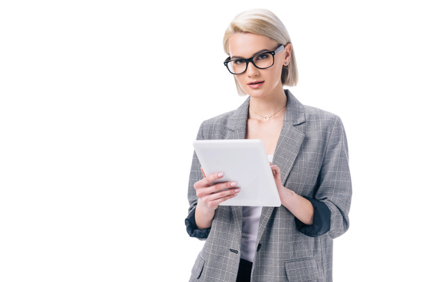 привлекательная деловая женщина в очках с помощью цифрового планшета, изолированного на белом
 - Фото, изображение