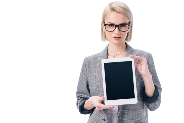 a hivatalos viselet bemutató digitális tabletta, elszigetelt fehér vonzó elegáns üzletasszony - Fotó, kép