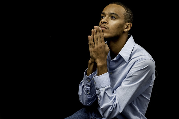 młody mężczyzna czarny modląc się - Zdjęcie, obraz