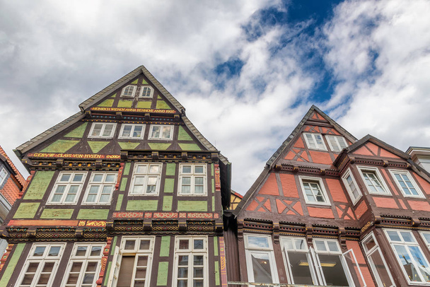 Celle, Německo. Barevné budovy v centru města za slunečného dne. - Fotografie, Obrázek