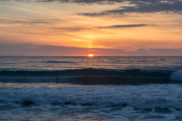Vista panorámica del mar y el cielo, el agua y el aire, puesta de sol
 - Foto, imagen