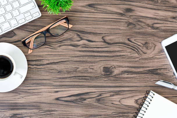 Mesa de escritorio de oficina de madera marrón y equipo para trabajar y trabajar
 - Foto, Imagen