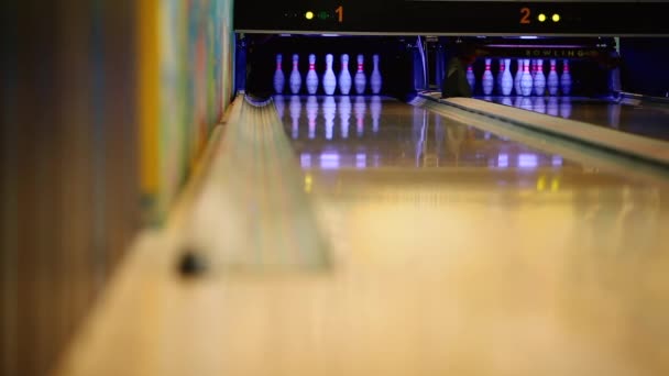 No clube de jogo para bowling, o jogador joga uma bola de boliche que derruba skittles. Close-up, apenas pegue um par de pinos
 - Filmagem, Vídeo