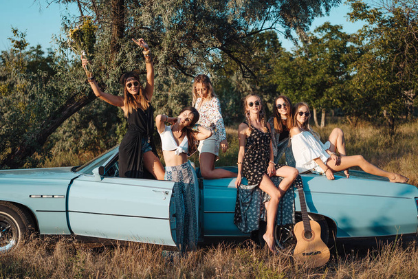 Seis chicas se divierten en el campo - Foto, Imagen