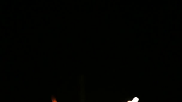 Luces borrosas de chispas de fuegos artificiales. Festivo, símbolo de fiesta
 - Metraje, vídeo