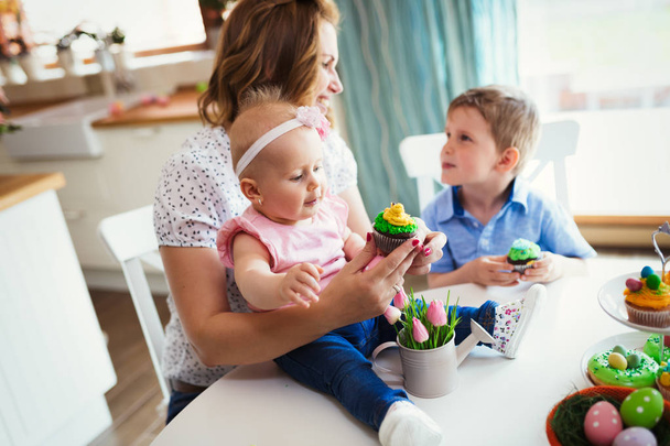  children with mother eating cupcakes - Φωτογραφία, εικόνα