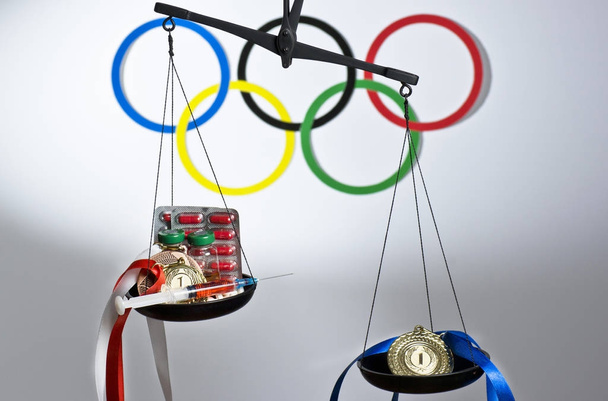 Doping w koncepcji sportu. Leki i medale na czarnym tle. - Zdjęcie, obraz