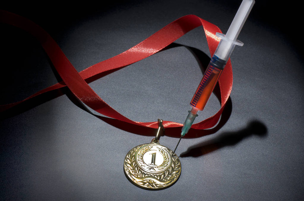 Doping in de sport concept. Drugs en medailles op zwarte achtergrond. - Foto, afbeelding