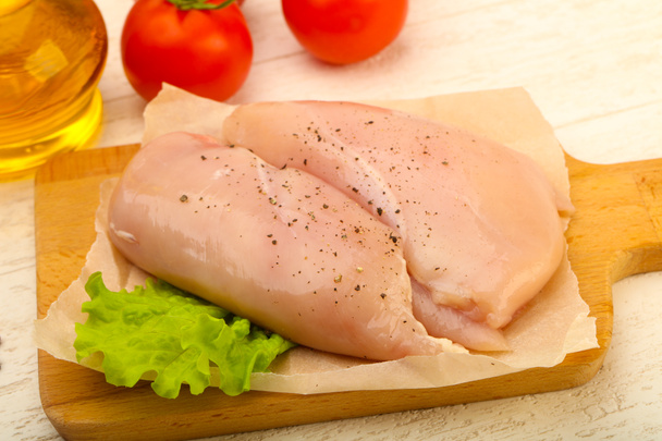 rohe Hühnerbrust mit Pfeffer zum Kochen bereit - Foto, Bild