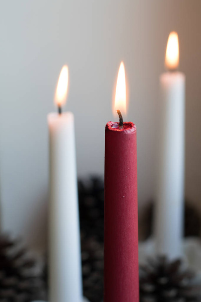 Vier lange brandende kaarsen, achtergrond van Kerstmis. Vrolijke Kerstmis, komst decoratie. - Foto, afbeelding