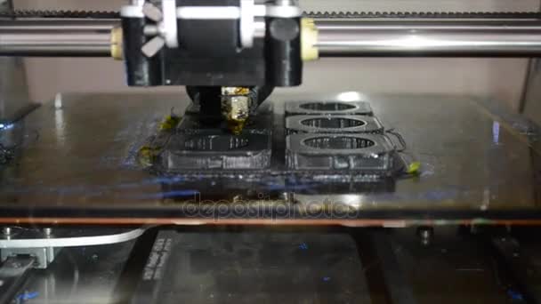 La stampante 3D stampa un modulo vicino
 - Filmati, video