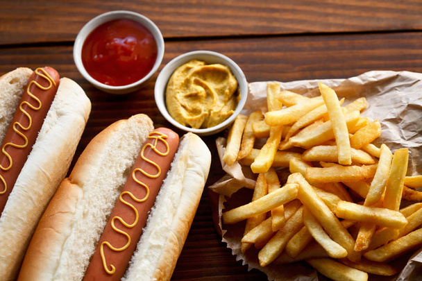 hotdog en verse frietjes - Foto, afbeelding