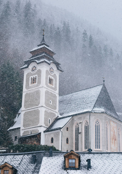 Iglesia en la nieve pesada. Hallstatt, Austria
. - Foto, imagen