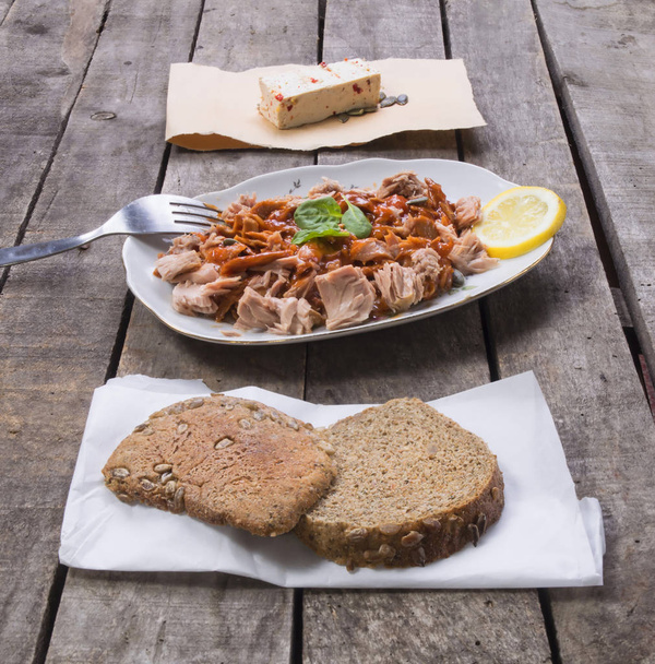 tuňák jídlo s nekvašený chléb a tofu sýrem - Fotografie, Obrázek