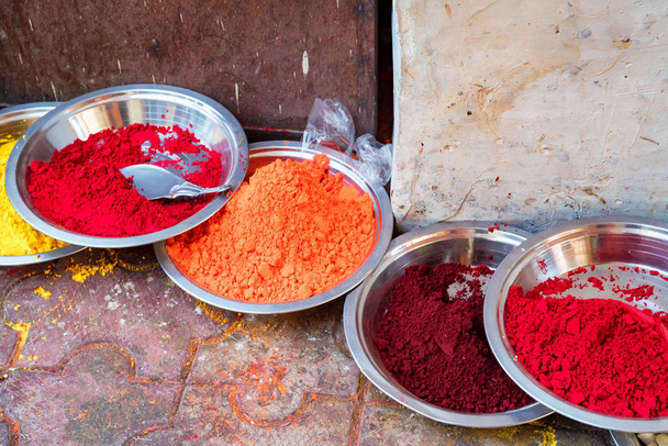 Lähikuva kuva eri Intian maali jauheet
 - Valokuva, kuva