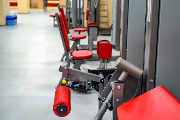 Fila de nuevas máquinas de fitness en el gimnasio moderno
 - Foto, imagen