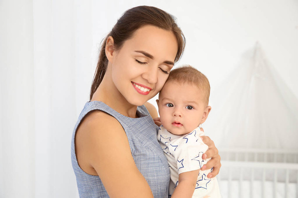 Retrato de madre joven con lindo bebé en casa - Foto, imagen