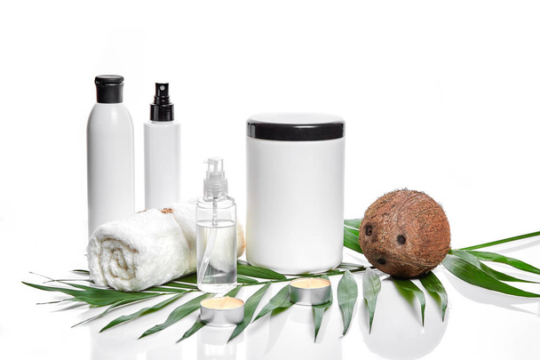 Organiczne kosmetyki z kokosem na białym tle. - Zdjęcie, obraz