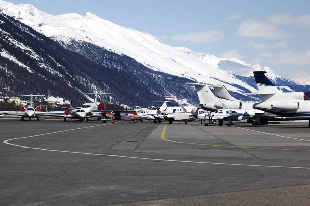 Prive-jets en vliegtuigen in de luchthaven van St. Moritz-Zwitserland - Foto, afbeelding