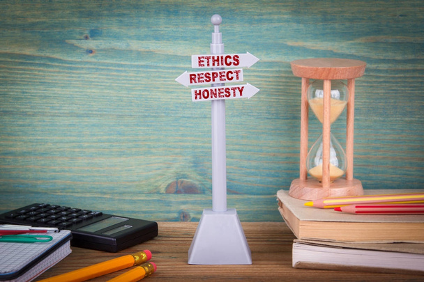 этика уважает честность, кодекс поведения. Вывеска на деревянном столе
 - Фото, изображение