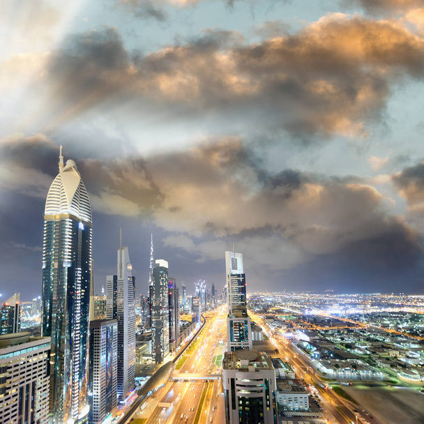 Éjjel, Dubai Sheikh Zayed úton, a Downrtown skyline. - Fotó, kép