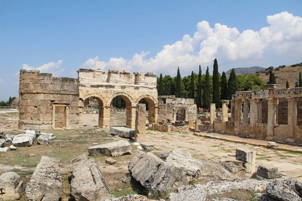 The ruins of the ancient Hierapolis city next to the travertine pools of Pamukkale, Turkey. The Frontinus street. - Zdjęcie, obraz