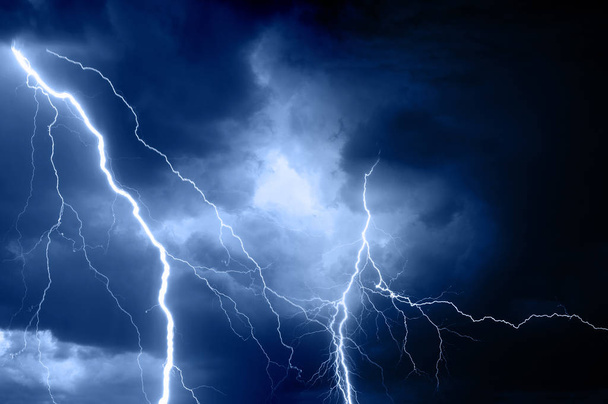 Летний шторм, несущий гром, молнии и дождь
 - Фото, изображение