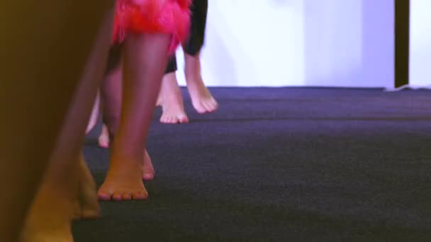 Groep vrouwen lopen op het podium barefoot - Video