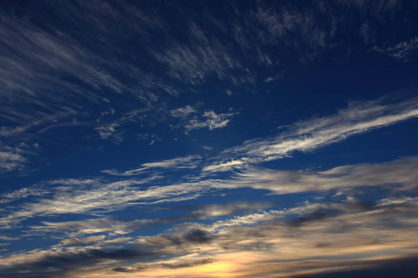 驚くべき空は夜明けの背景に雲 - 写真・画像