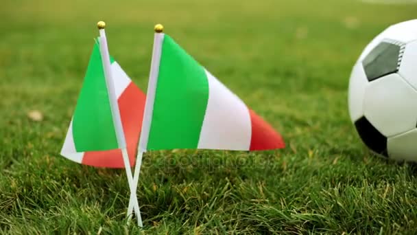 Olasz zászló és a foci labdát a füvön. - Felvétel, videó