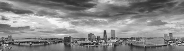 Increíble vista aérea panorámica en blanco y negro de Jacksonville al atardecer, Florida
. - Foto, Imagen